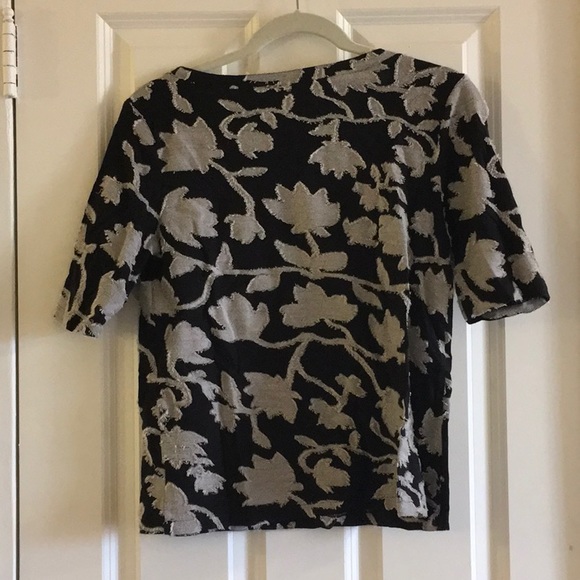 Black and white floral esque top - Picture 2 of 2
